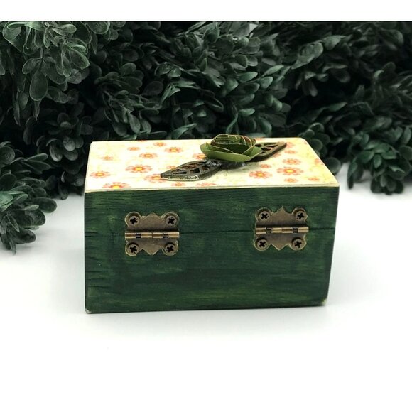 Decorative Small Green Wooden Trinket Box With Floral Design & Green Paper rose - Picture 4 of 5